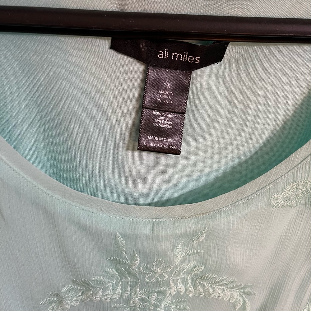 An Ali Miles Seafoam green lace embroidered front blouse, long, crew neck